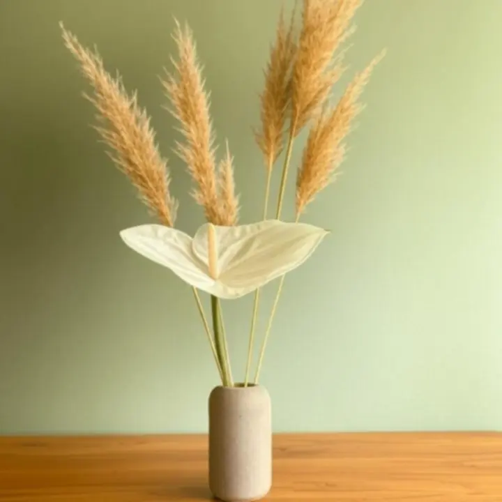 Minimalista virágkompozíció egyszerű vázában